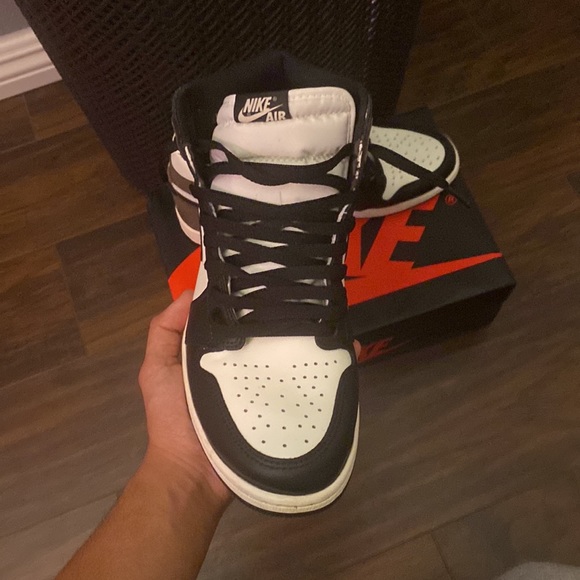 Air Jordan 1 High OG “Dark Mocha” - Picture 2 of 4